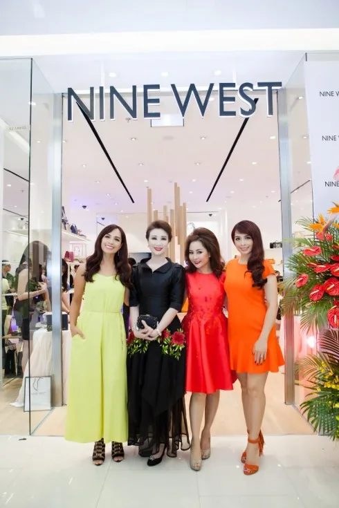 Người mẫu Thúy Hạnh diện thiết kế jumpsuit tại Nine west Saigon centre