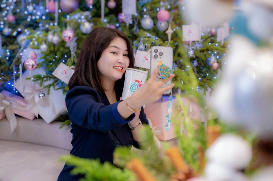 Cô gái cười rạng rỡ. Cô gái cười rạng rỡ.