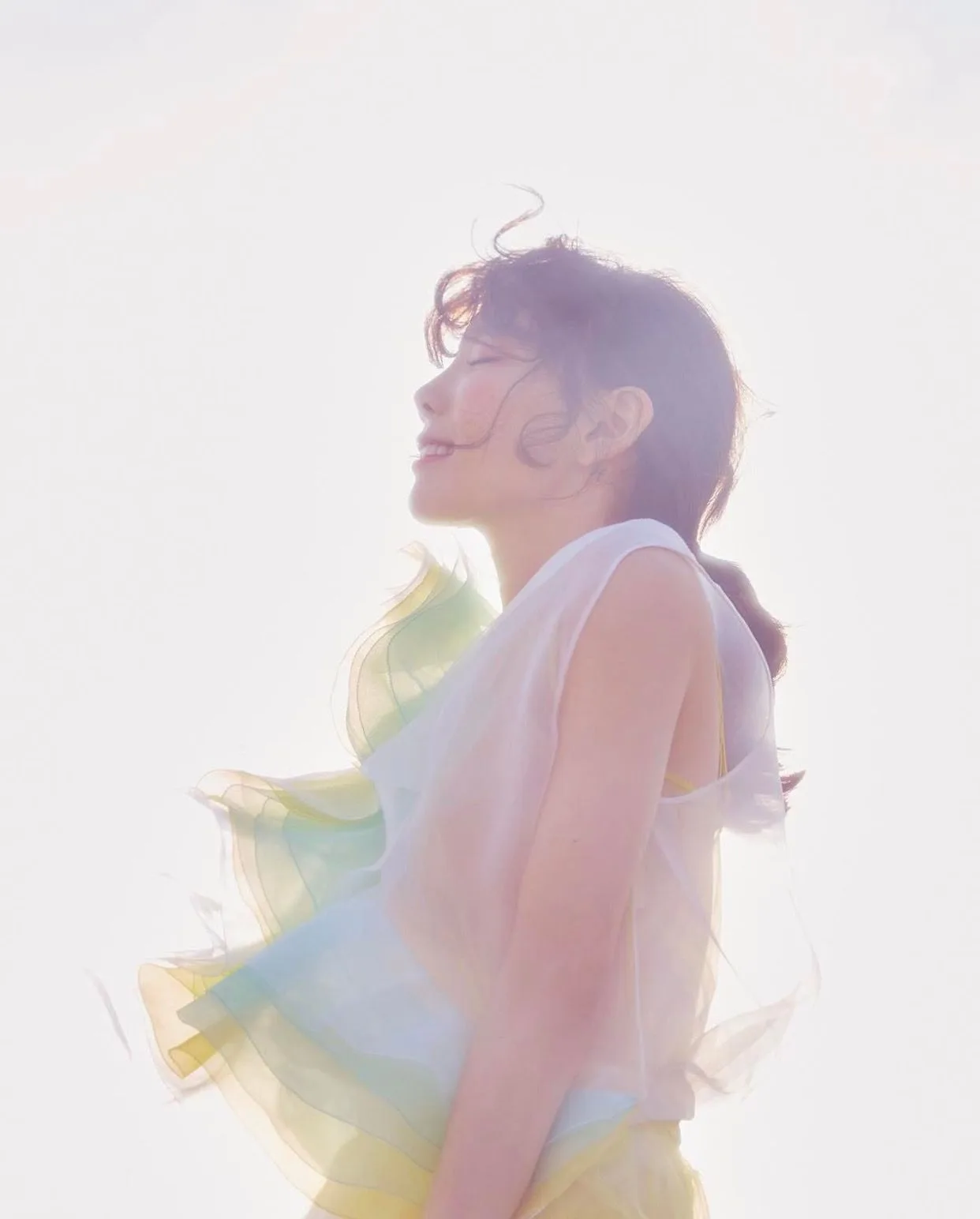 Ca sĩ Taeyeon mặc đầm voan pastel trong MV Make Me Love You