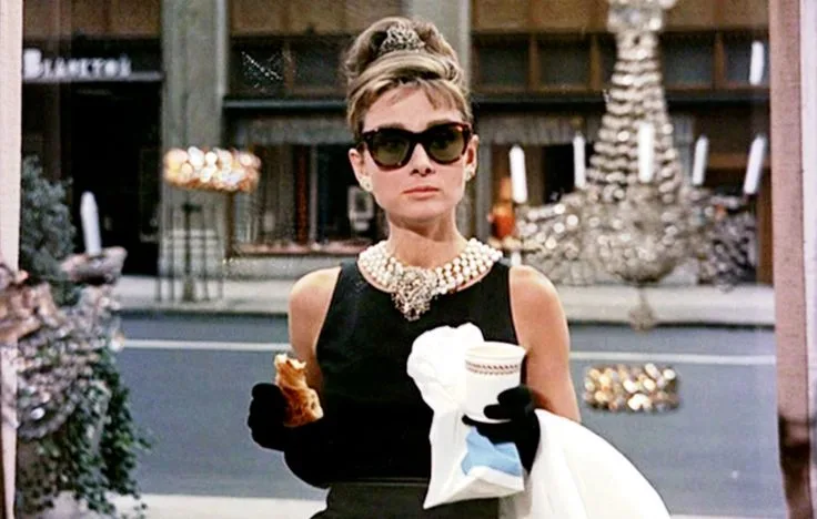 Breakfast at Tiffany's được xem là bộ phim huyền thoại của nữ minh tinh nổi tiếng Audrey Hepburn.