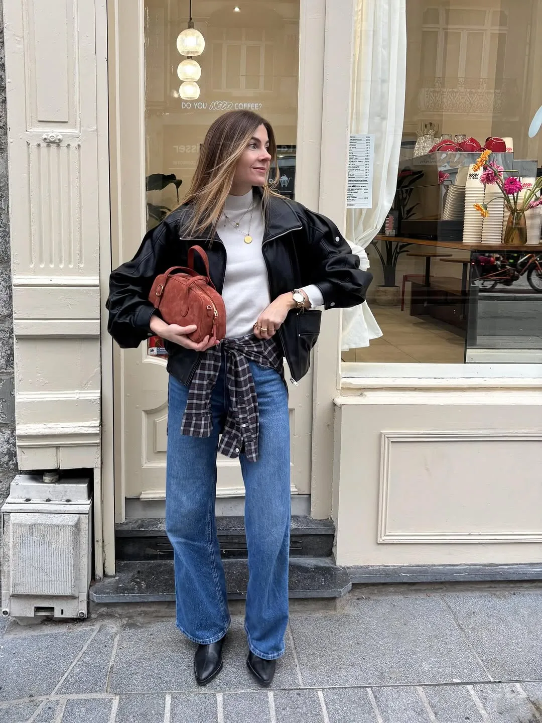 Phong cách cá tính, bụi bặm với sự kết hợp của áo khoác da và quần jeans.