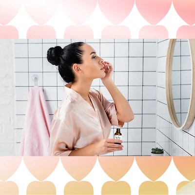 cô gái da hỗn hợp đang dưỡng da