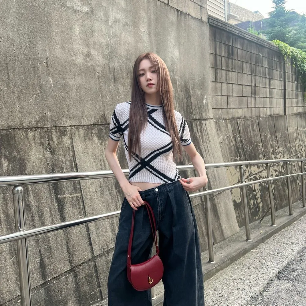 lee sung kyung tạo dáng với túi xách màu đỏ