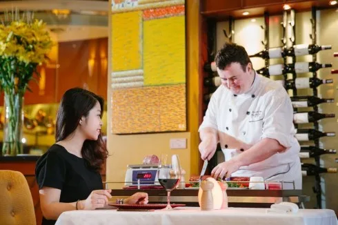 Bếp trưởng Patrick phục vụ bít tết bò tại bàn.