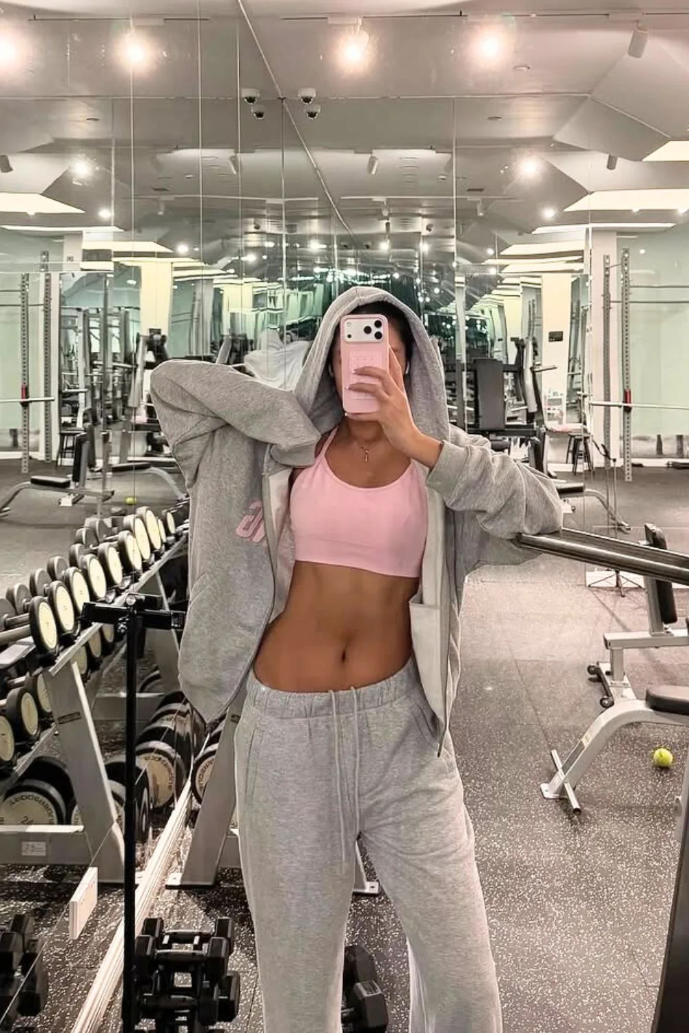 cô gái chụp hình trong gym, giảm mỡ