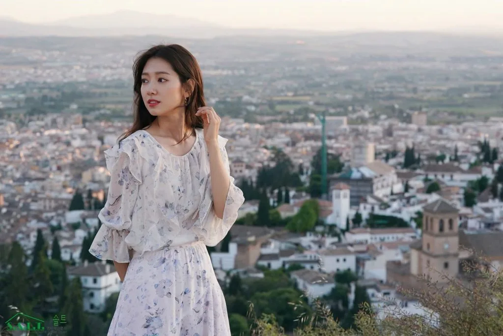 park shin hye đầm hoa trắng xanh