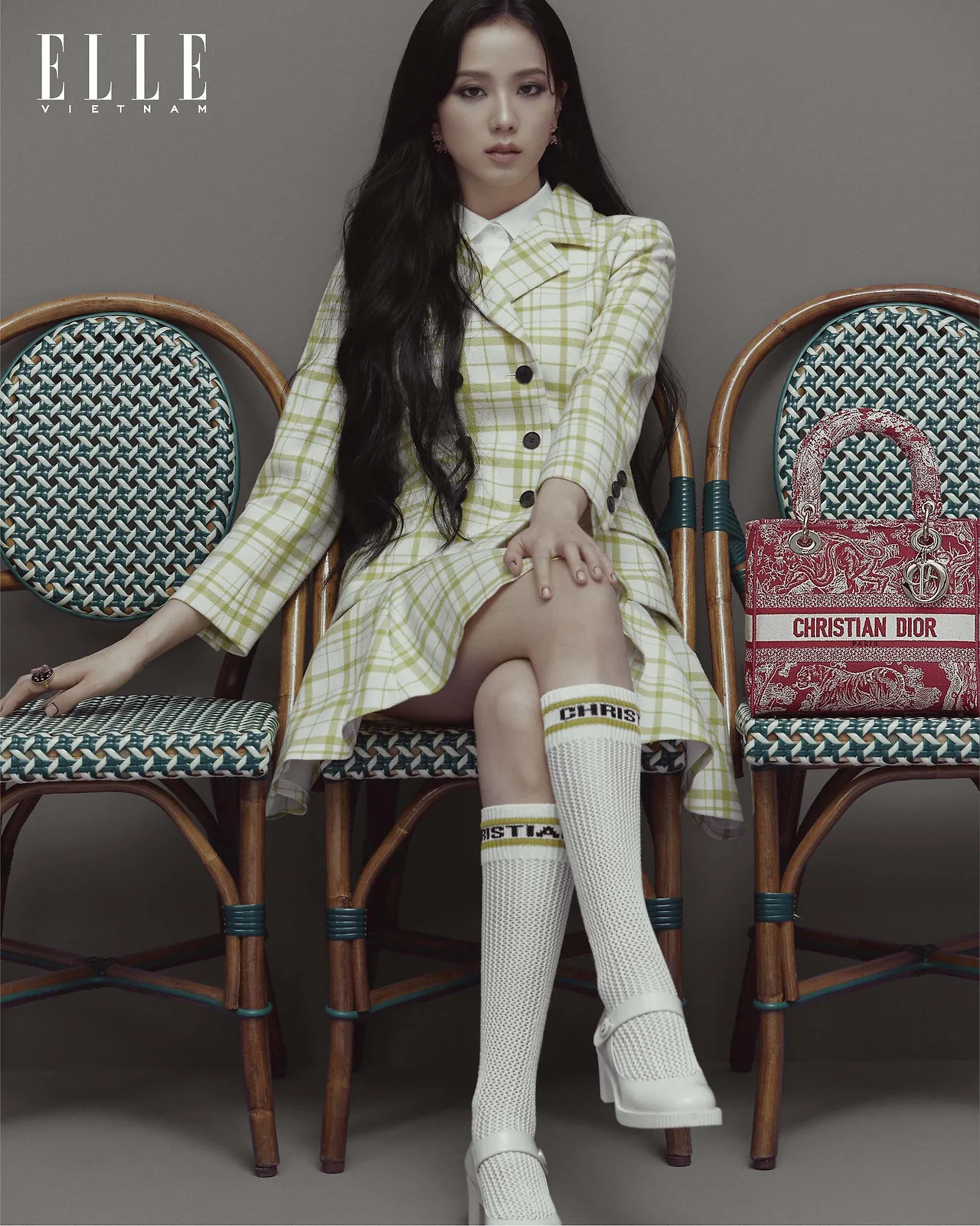 jisoo blackpink mặc đầm trắng