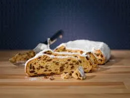 Bánh cổ truyền Stollen nhân nho khô ngon tuyệt vời cho dịp Giáng sinh. Vì được yêu thích, nên loại bánh này hiện giờ đã được bán quanh năm trong các siêu thị và cửa hàng bánh ngọt. Tới giớ mỗi khi nghĩ đến, tôi vẫn còn thèm!
