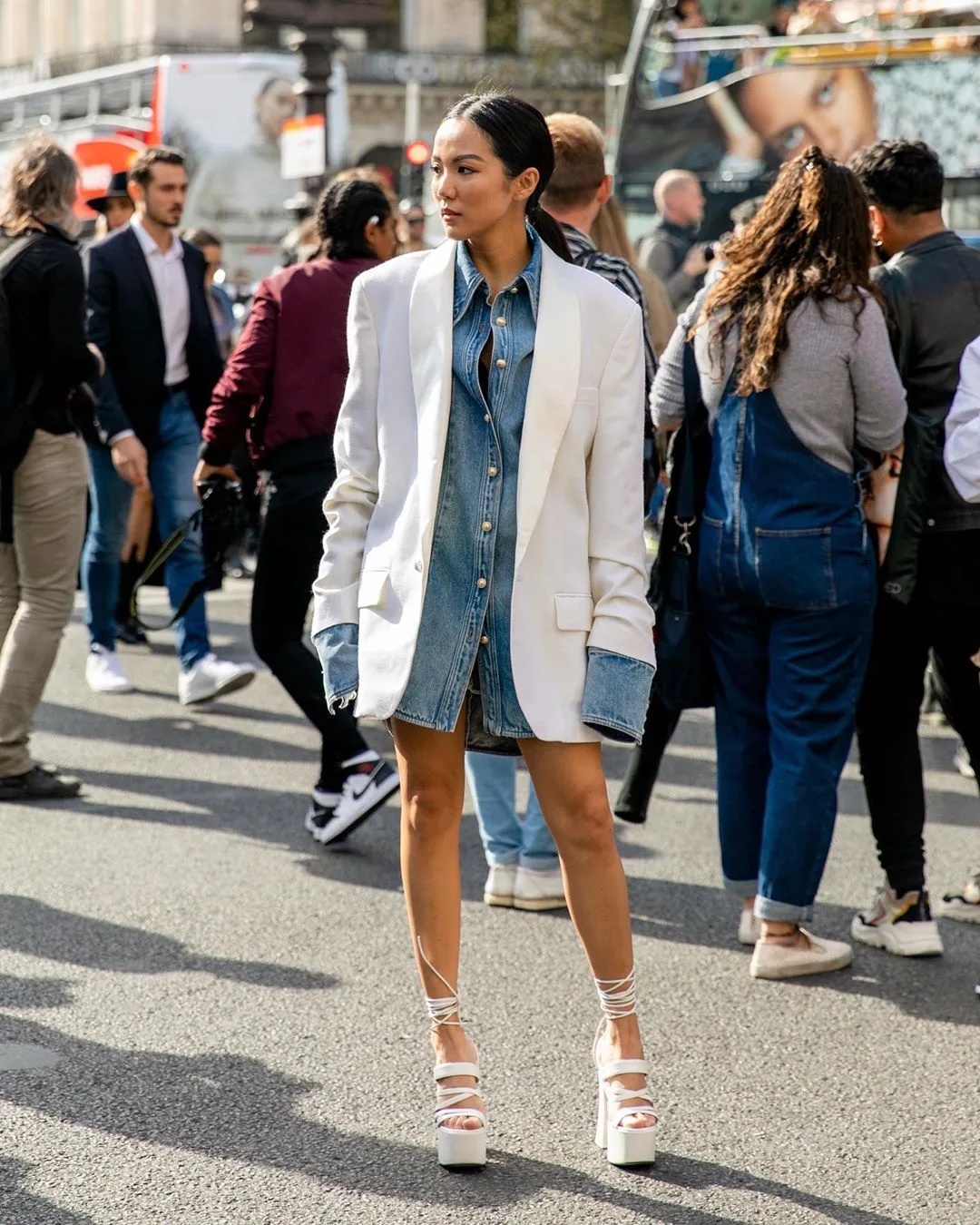 Yoyo Cao mang giày dây mảnh đế thô, áo denim giấu quần