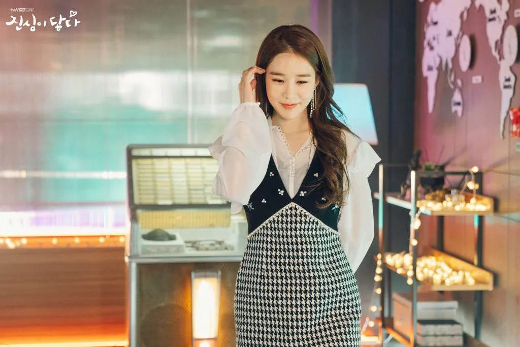 yoo in na sơmi trắng váy đen touch your heart
