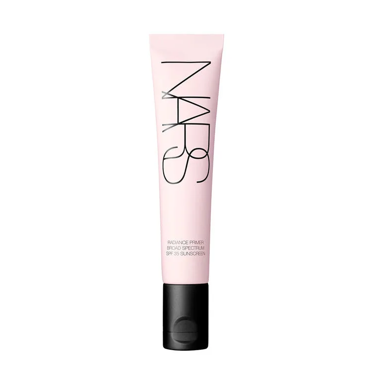 Sử dụng kem lót Radiance Primer SPF 35 là bí quyết để làn da mịn màng, rạng ngời, lớp trang điểm đẹp và duy trì cả ngày trong tiết trời Sài Gòn nóng bức