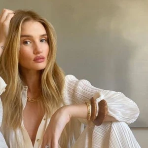 Thói quen làm đẹp hàng ngày của Rosie Huntington-Whiteley