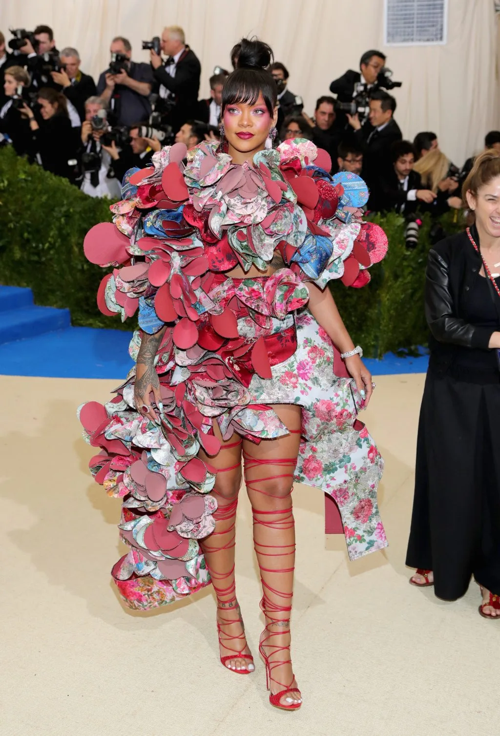 thảm đỏ met gala 2017 rihanna