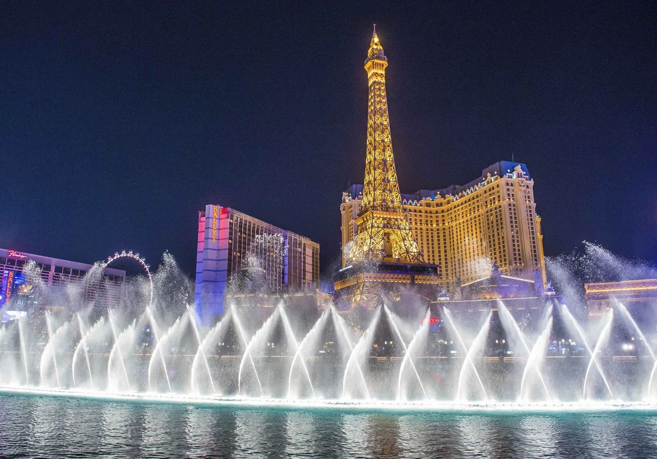 cặp đôi đài nước ở las vegas