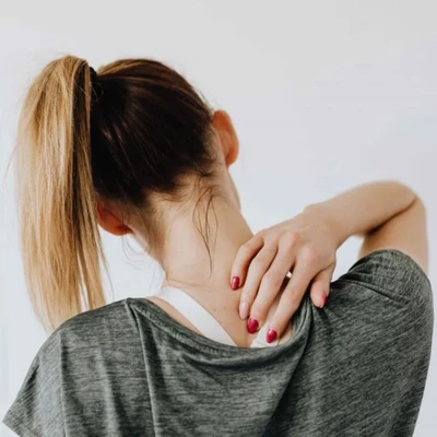 cô gái xoa bóp để giảm đau vai