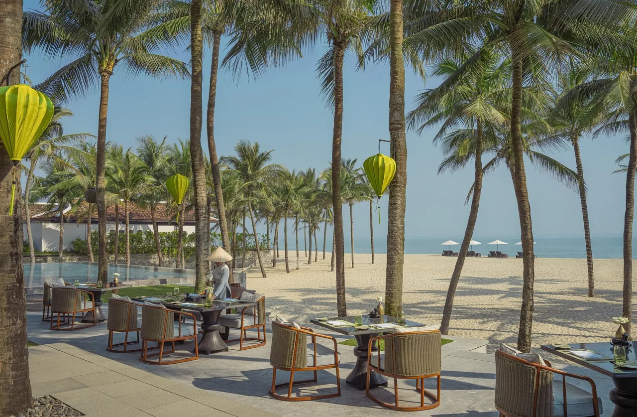 Khung cảnh biển cùng hàng dừa xanh mướt tại Four Seasons Resort The Nam Hai