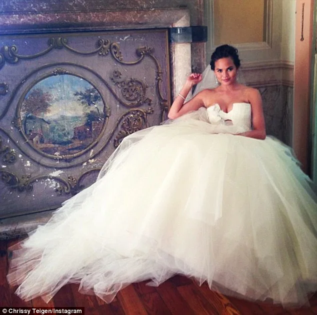 ellevn-chrissy-john-legend-vay-cuoi-vera-wang4