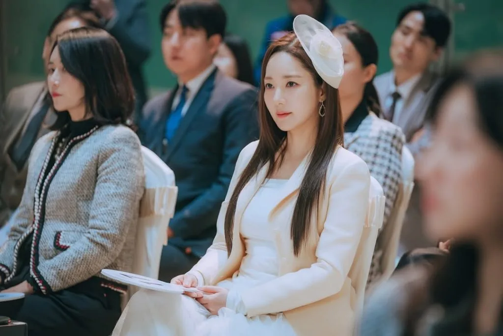 Park Min Young diện cardigan trong "Nữ Hoàng Lừa Đảo"