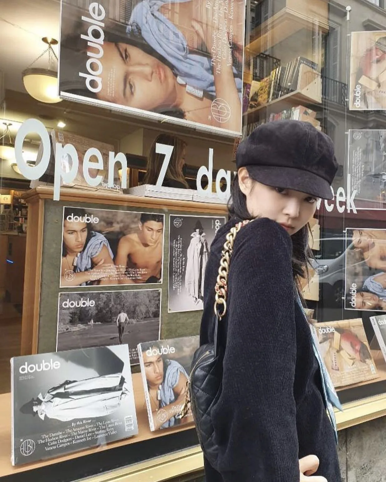 jennie đội mũ lưỡi trai newsboy