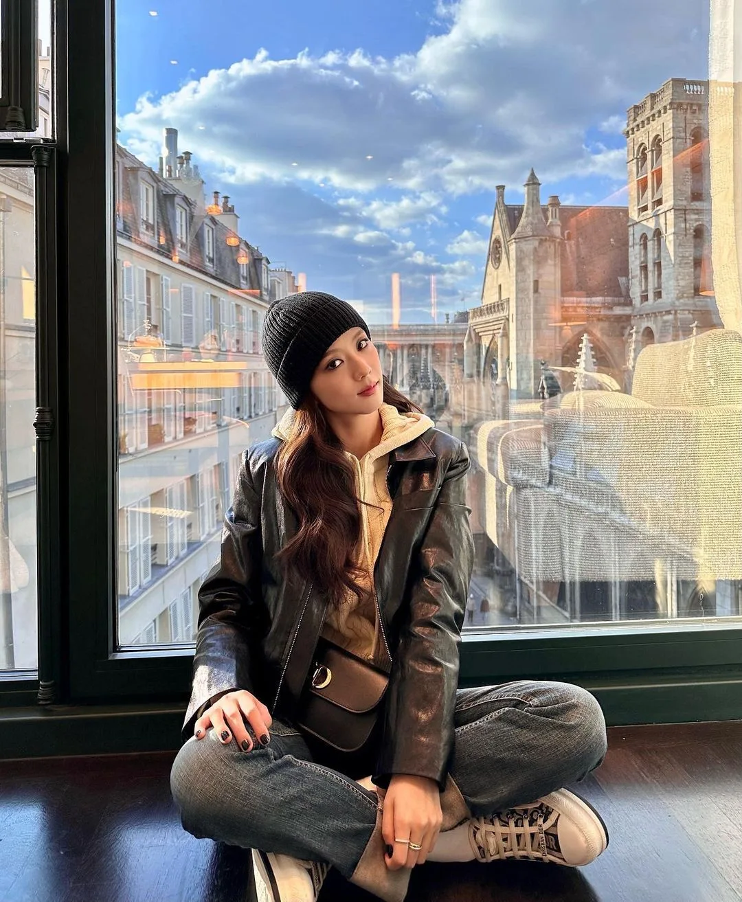 jisoo diện áo hoodie