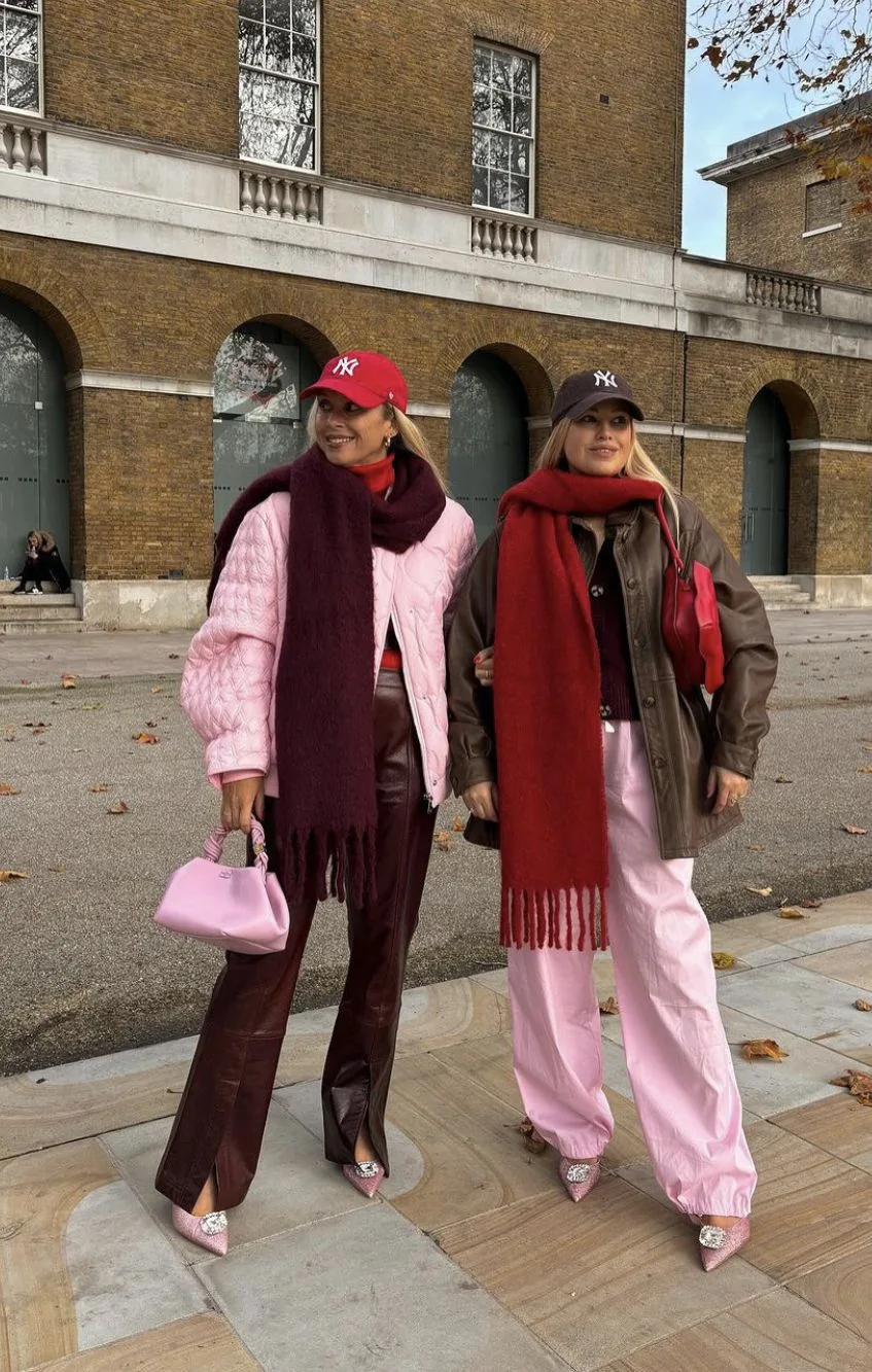 Áo khoác dạ hồng fuchsia oversized kết hợp clutch đỏ đô