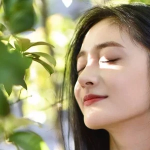 cô gái nhắm mắt chăm sóc da