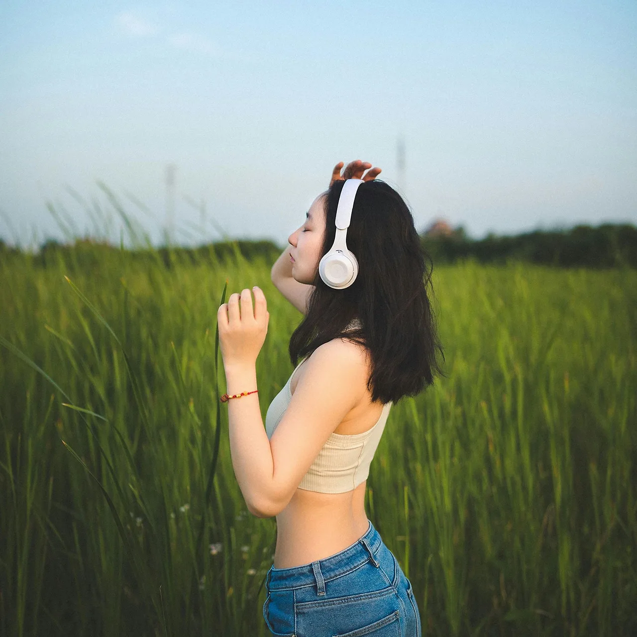 cô gái nghe nhạc pop giữa cánh đồng trong bài trắc nghiệm