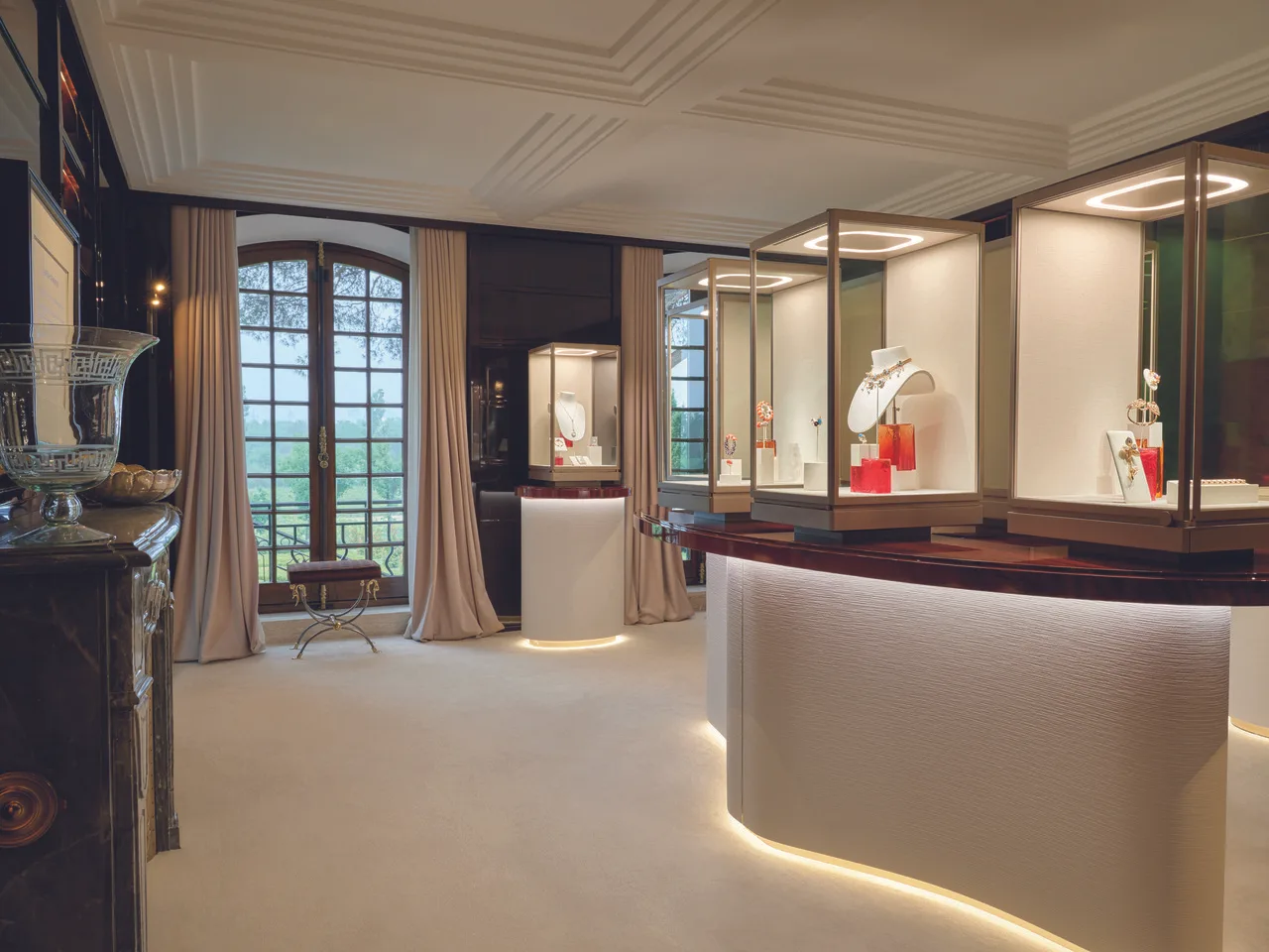 Không gian trưng bày BST High Jewelry "Le Chœur des Pierres" của Cartier