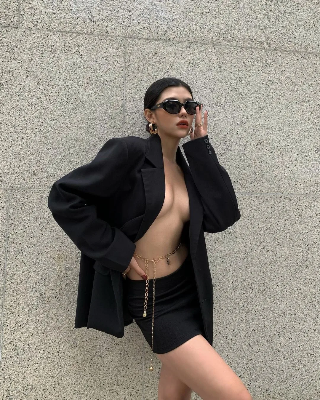 blazer không bra trong mùa Hè