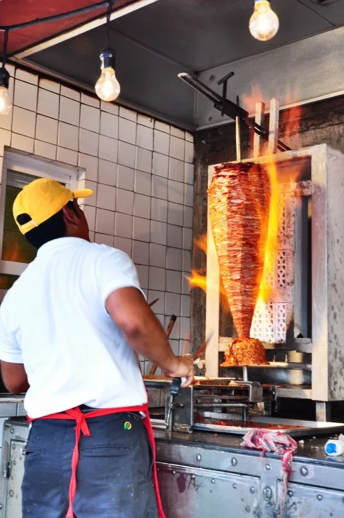 Đầu bếp chuẩn bị cho món tacos Al Pastor