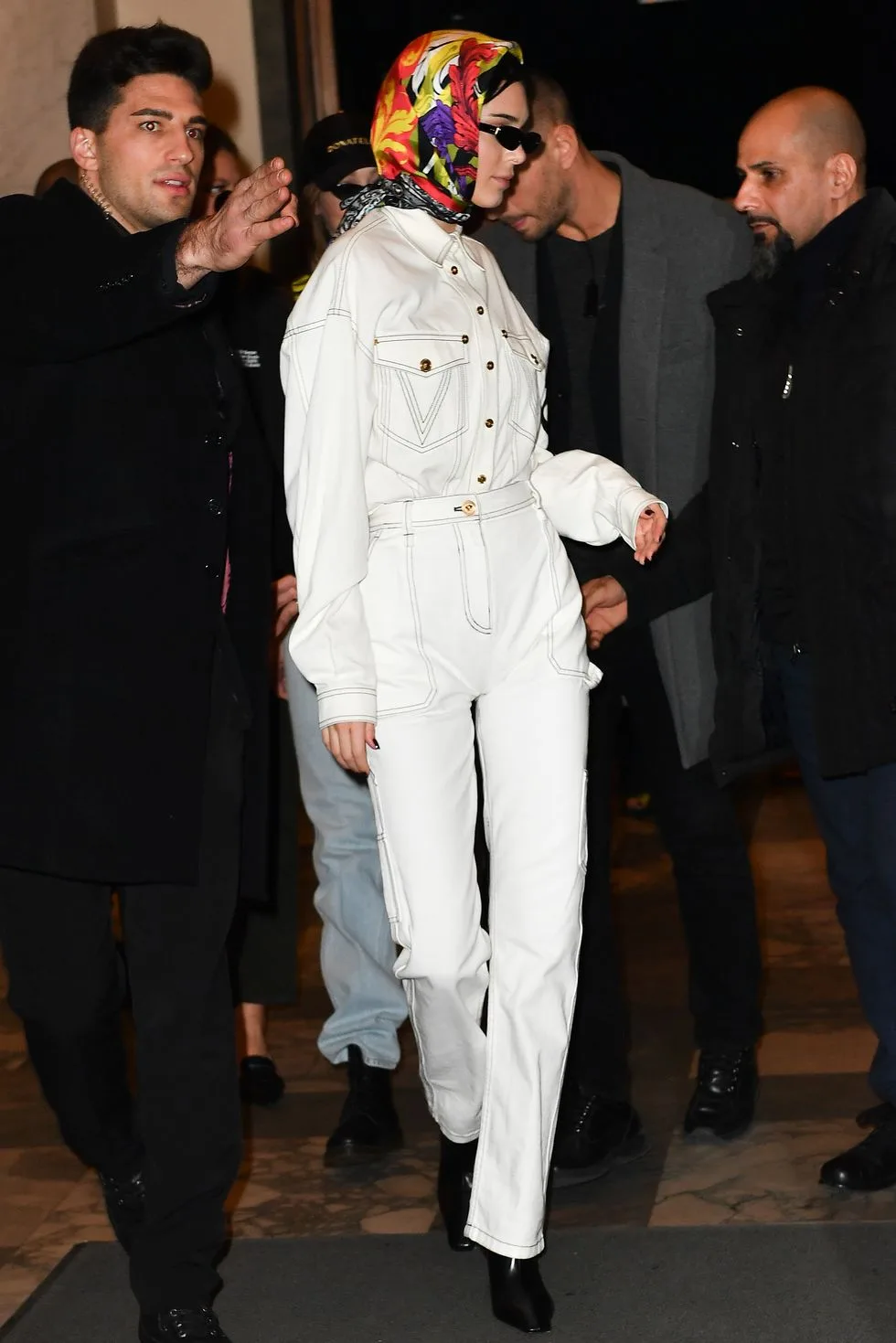 Kendall Jenner trùm khăn bandana in hoa