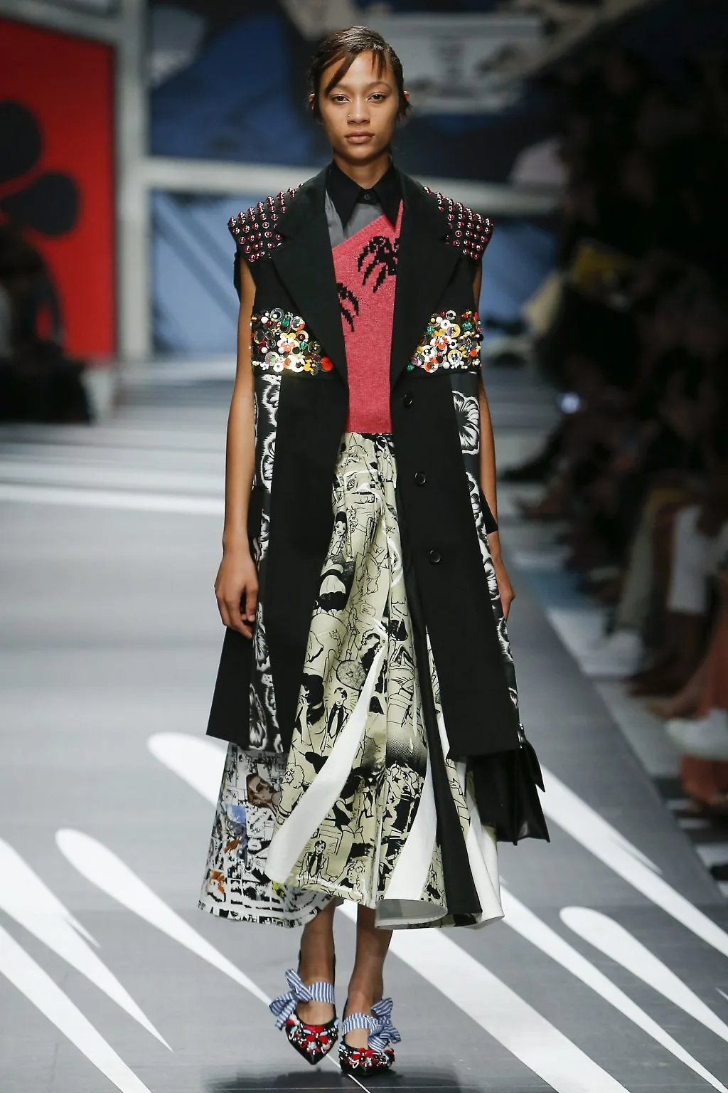Prada Ready-to-wear Xuân 2018: Về những người phụ nữ mạnh mẽ, náo nhiệt và đầy sức quyến rũ Prada Ready-to-wear Xuân 2018: Về những người phụ nữ mạnh mẽ, náo nhiệt và đầy sức quyến rũ