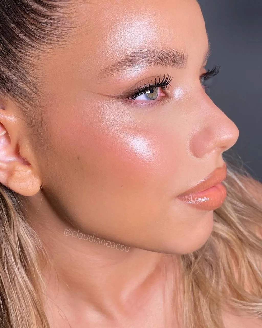 cô gái trang điểm kiểu pearl skin