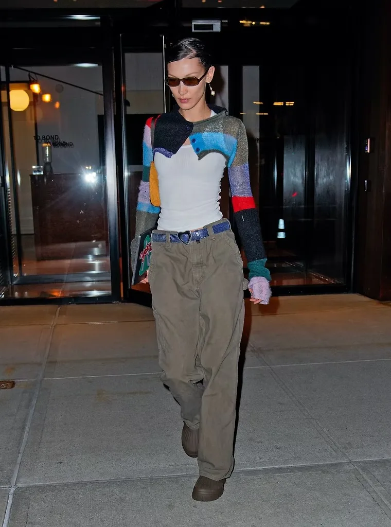 Bella Hadid mặc áo ba lỗ trắng