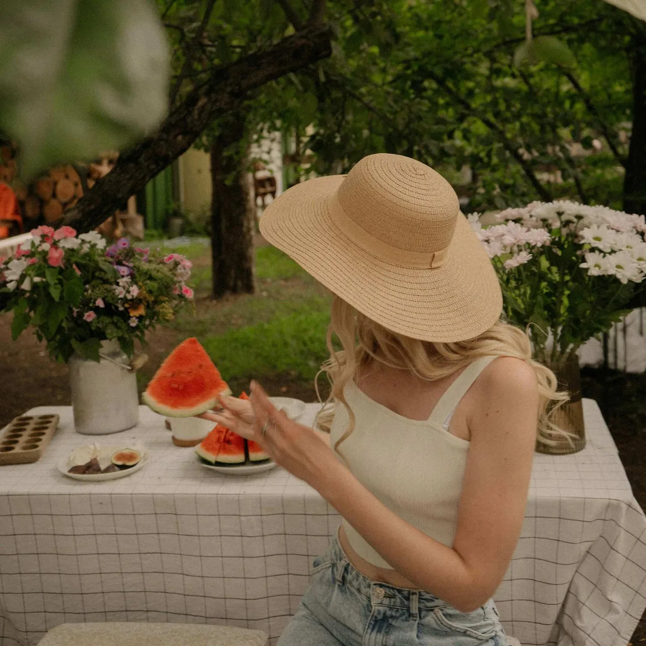 Cô gái đội mũ rộng vành vào ngày nắng nóng