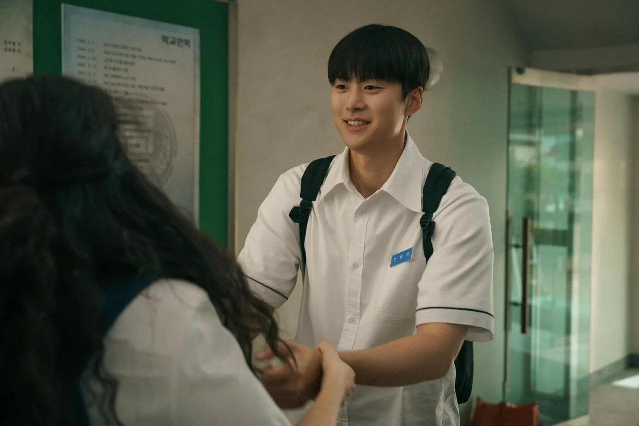 elle-review-love-untangled-netflix-2025-chuyen-tinh-toc-roi00004
