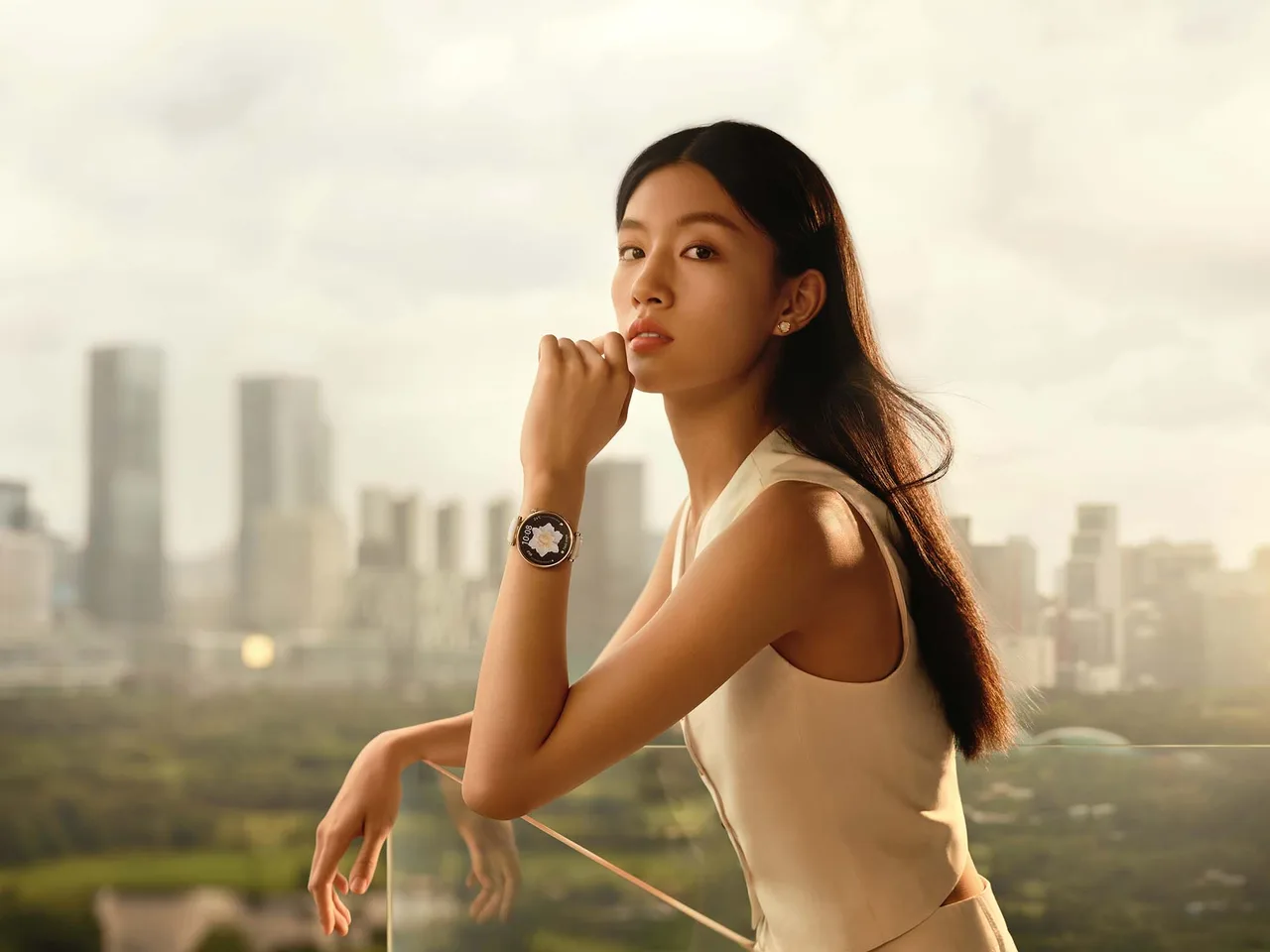 cô gái đeo đồng hồ huawei