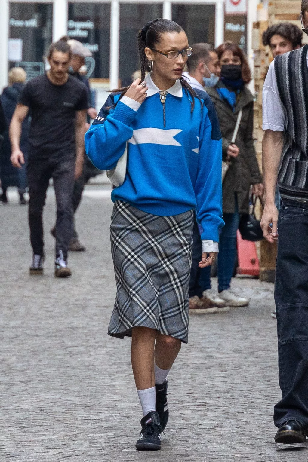 bella hadid diện chân váy midi caro