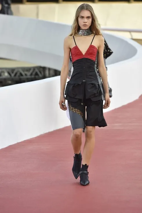 ntk-nicolas-ghesquiere-bao-tang-dia-bay-va-lv-cruise-2017-10