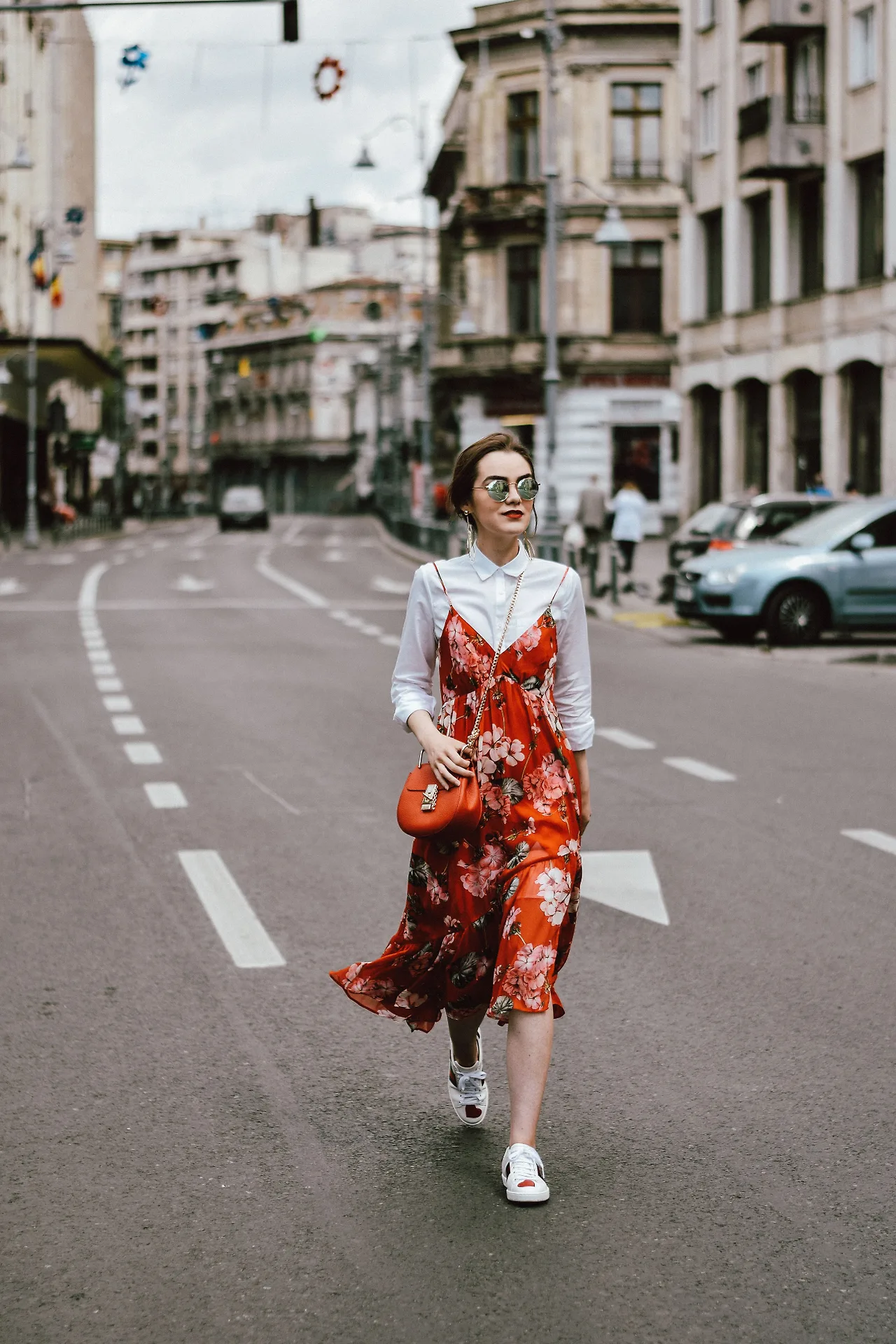 cách phối đồ slip dress họa tiết hoa và áo sơ mi - couturezilla