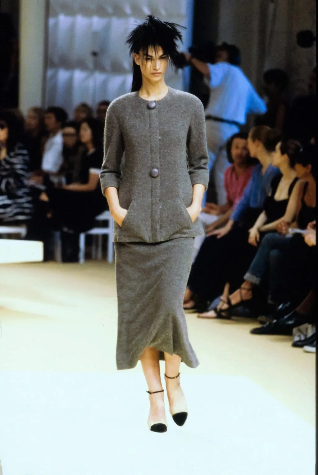 CHANEL fall 1999 couture phong cách tối giản chân váy