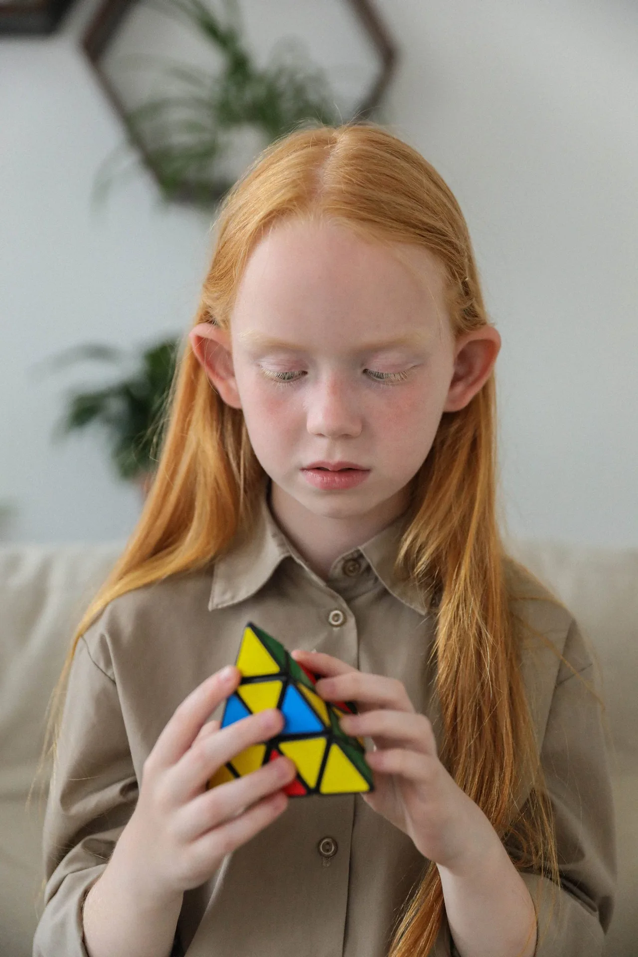 Trẻ em chơi rubik