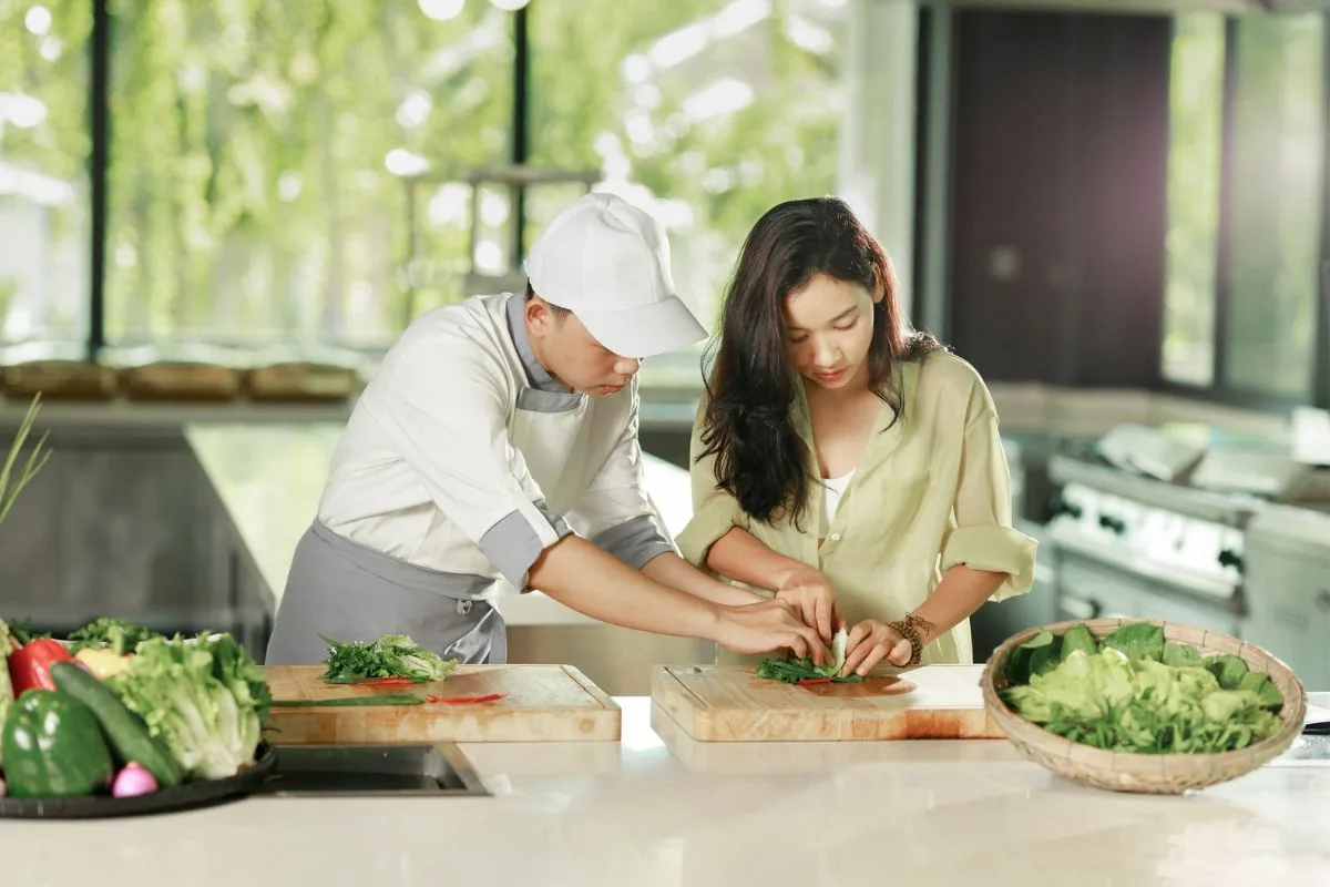 Hoạt động nấu ăn cùng đầu bếp tại khu nghỉ dưỡng Tia Wellness