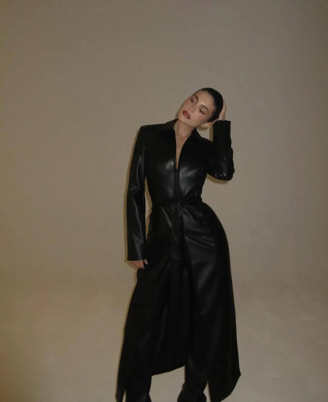 doanh nhân kylie diện trench coat da đen