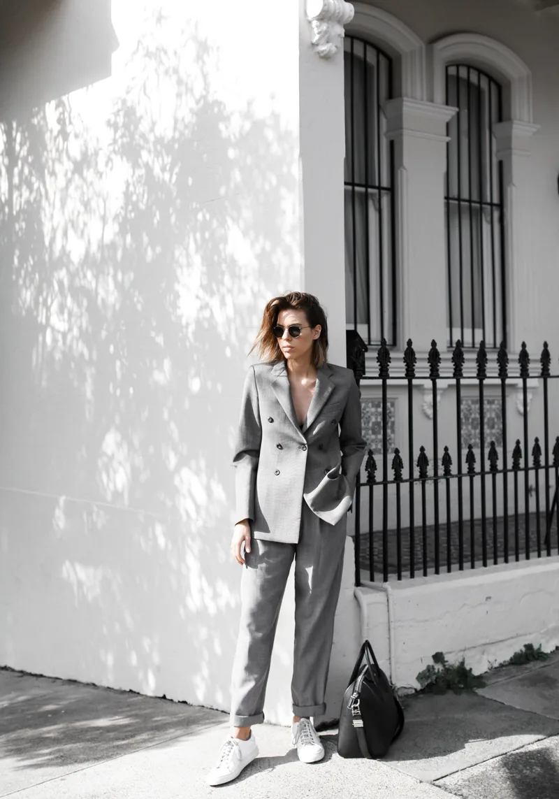 phối suit cùng sneakers trắng