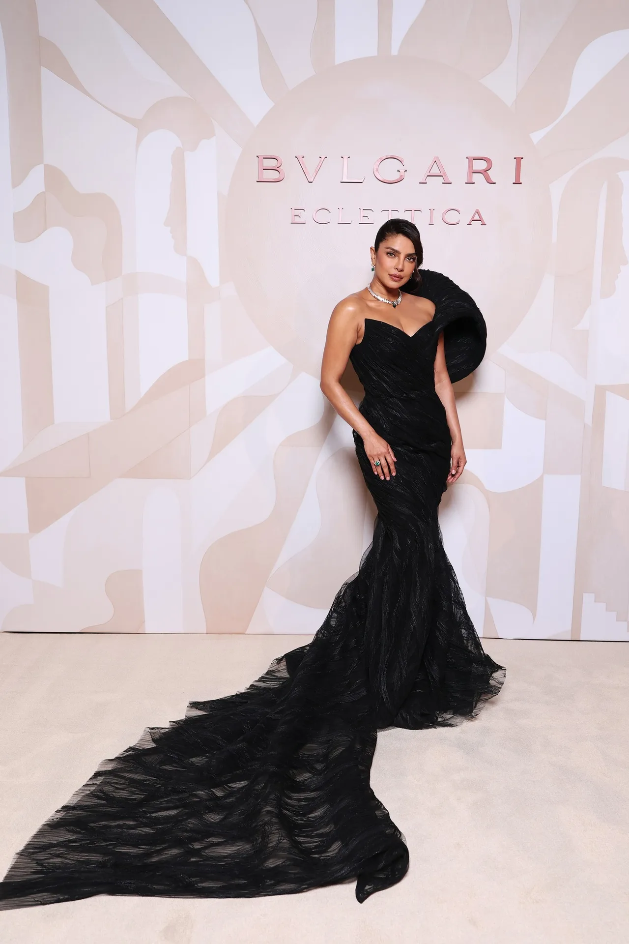 Priyanka Chopra Jonas gây chú ý với trang sức đá quý sắc độ đậm, kết hợp cùng phom váy tối giản giúp ánh sáng của đá trở thành tâm điểm.