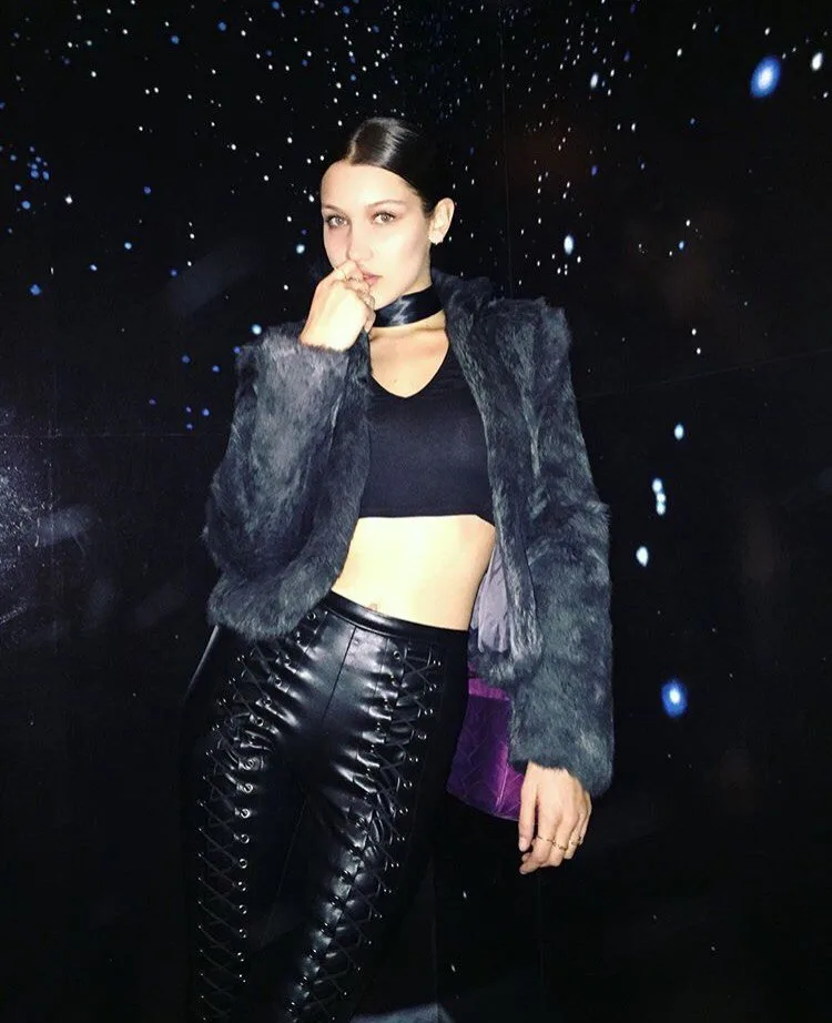 Bella Hadid là tín đồ của phong cách thể thao cá tính và màu đen gai góc.