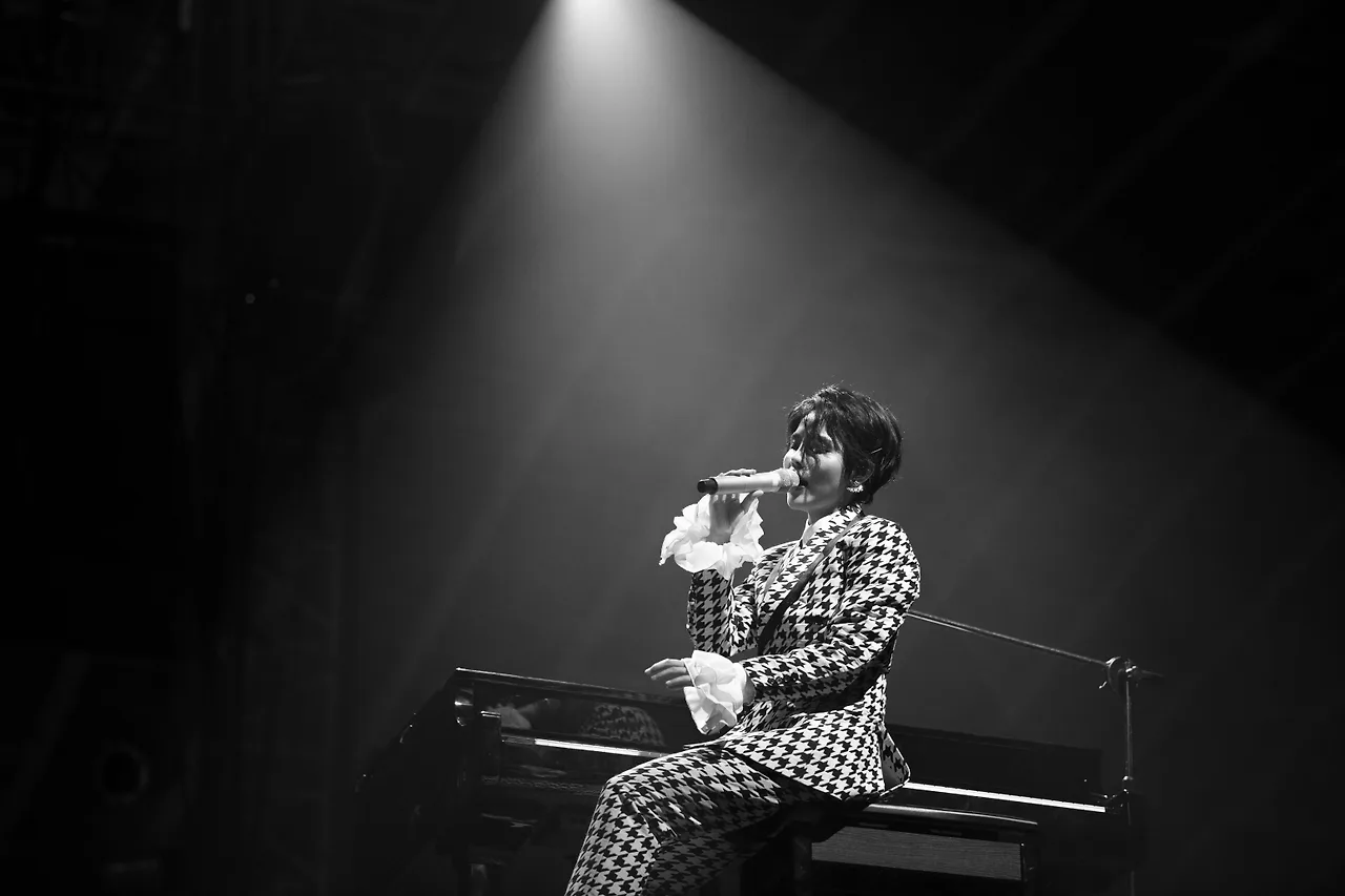 vũ cát tường bên piano