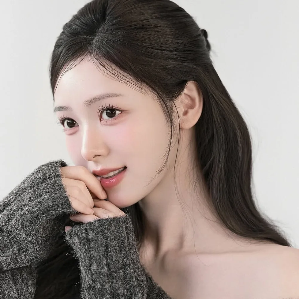 cô gái đặt tay lên miệng