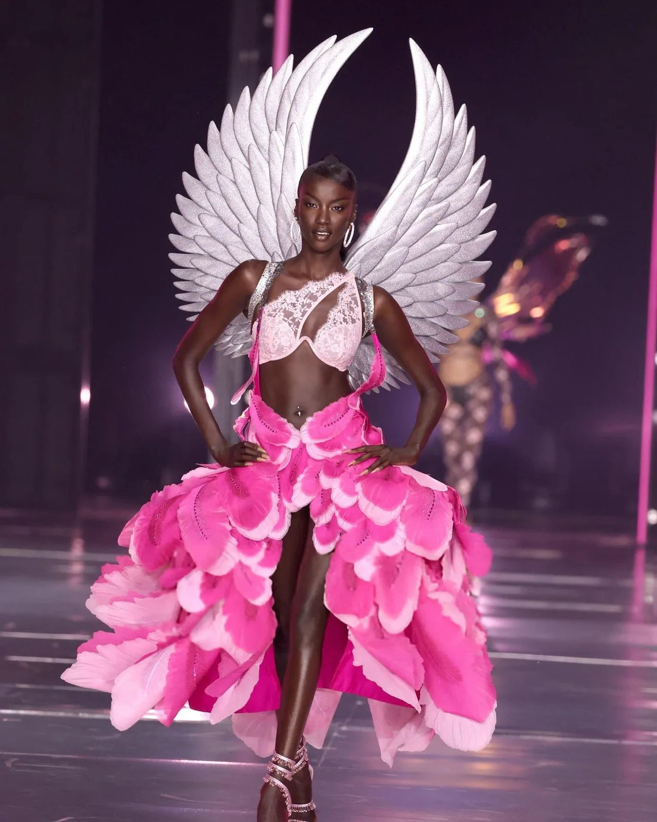 Anok Yai lần đầu trình diễn tại Victoria's Secret Fashion Show